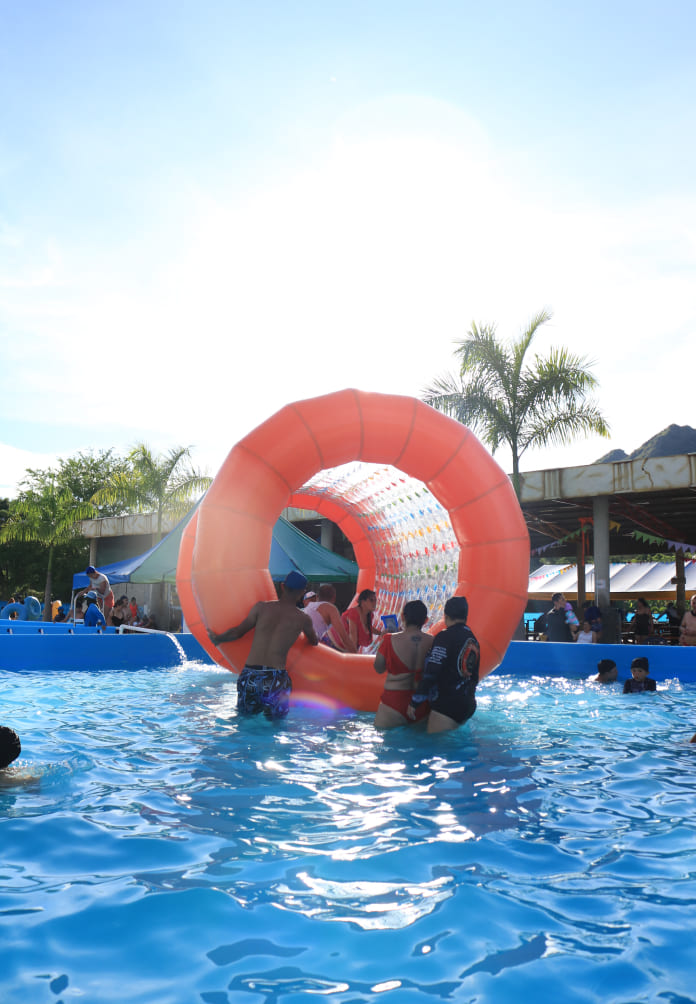 familia-jugando-en-piscina
